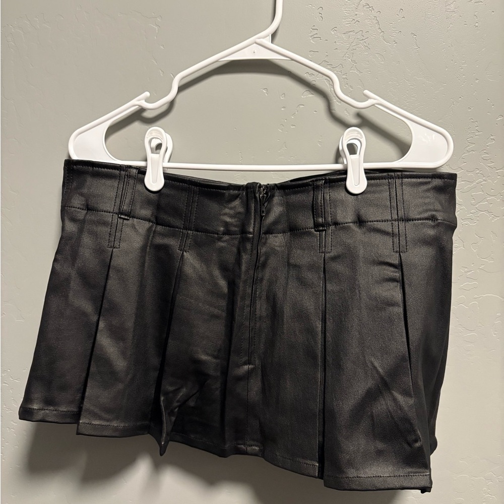 Fashion Nova Black Pleated Skorts